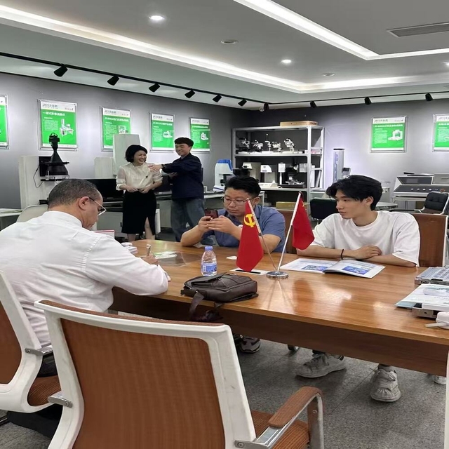 italian-client-visit-jaten-factory-precision-measurement